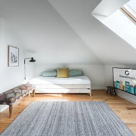 Lägenhet Guestready - Spacious And Modern W/ Skylight *