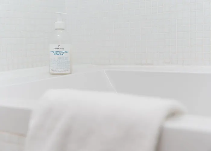 Guestready - Spacious And Modern W/ Skylight