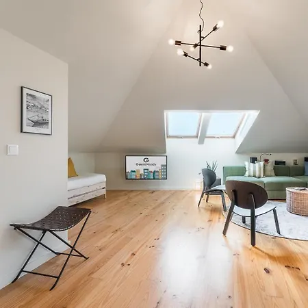 아파트 Guestready - Spacious And Modern W/ Skylight 포르투