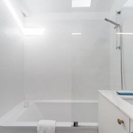 아파트 Guestready - Spacious And Modern W/ Skylight 포르투