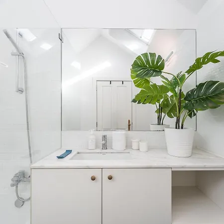 Guestready - Spacious And Modern W/ Skylight 아파트